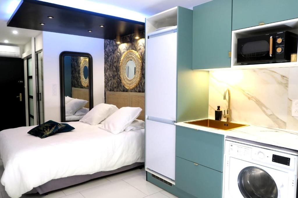 - une chambre avec un lit et un lave-linge dans l'établissement palou, au Cap d'Agde