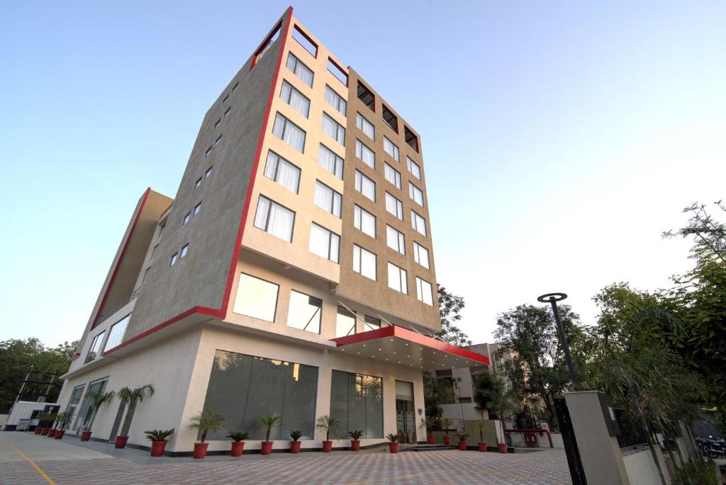 un edificio alto con una raya roja. en 7 Apple Hotel Pratap Nagar, Jaipur, en Jaipur