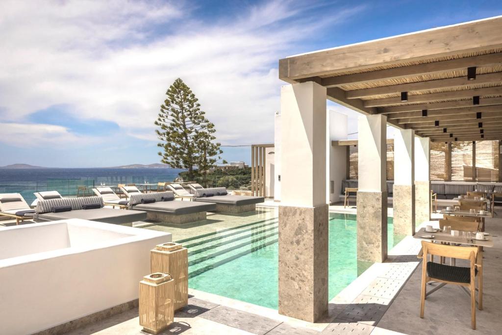 Cette villa dispose d'une piscine et d'une terrasse. dans l'établissement Grace Mykonos, à Agios Stefanos