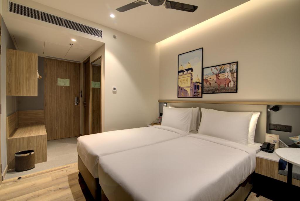 Postel nebo postele na pokoji v ubytování 7 Apple Hotel Pratap Nagar, Jaipur