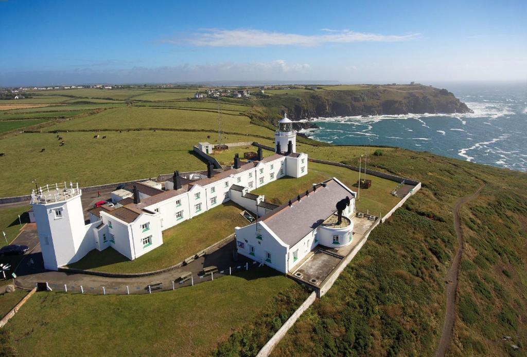 uma vista aérea de um edifício com um farol em Wolf Rock em Landewednack