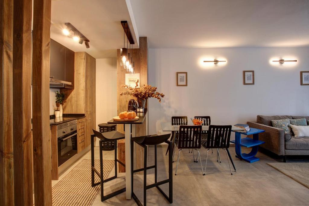 eine Küche und ein Wohnzimmer mit einem Tisch und Stühlen in der Unterkunft Mar Jonica, 1 A2 in Denia