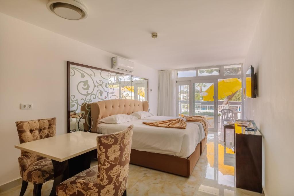 
Deluxe Terrace Room with Sea or Pool View
