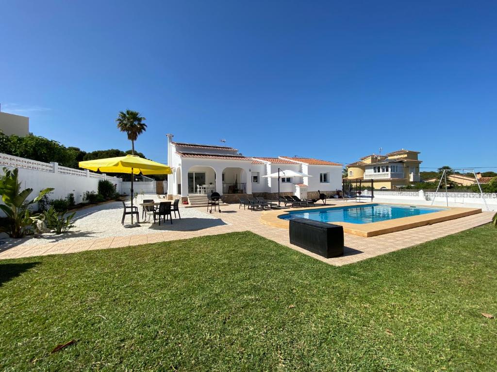 Fotografie z fotogalerie ubytování Villa con piscina, soleada, tranquila y céntrica v destinaci Calpe