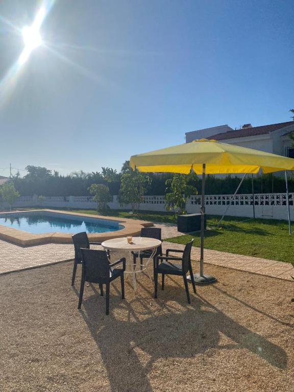 Fotografie z fotogalerie ubytování Villa con piscina, soleada, tranquila y céntrica v destinaci Calpe
