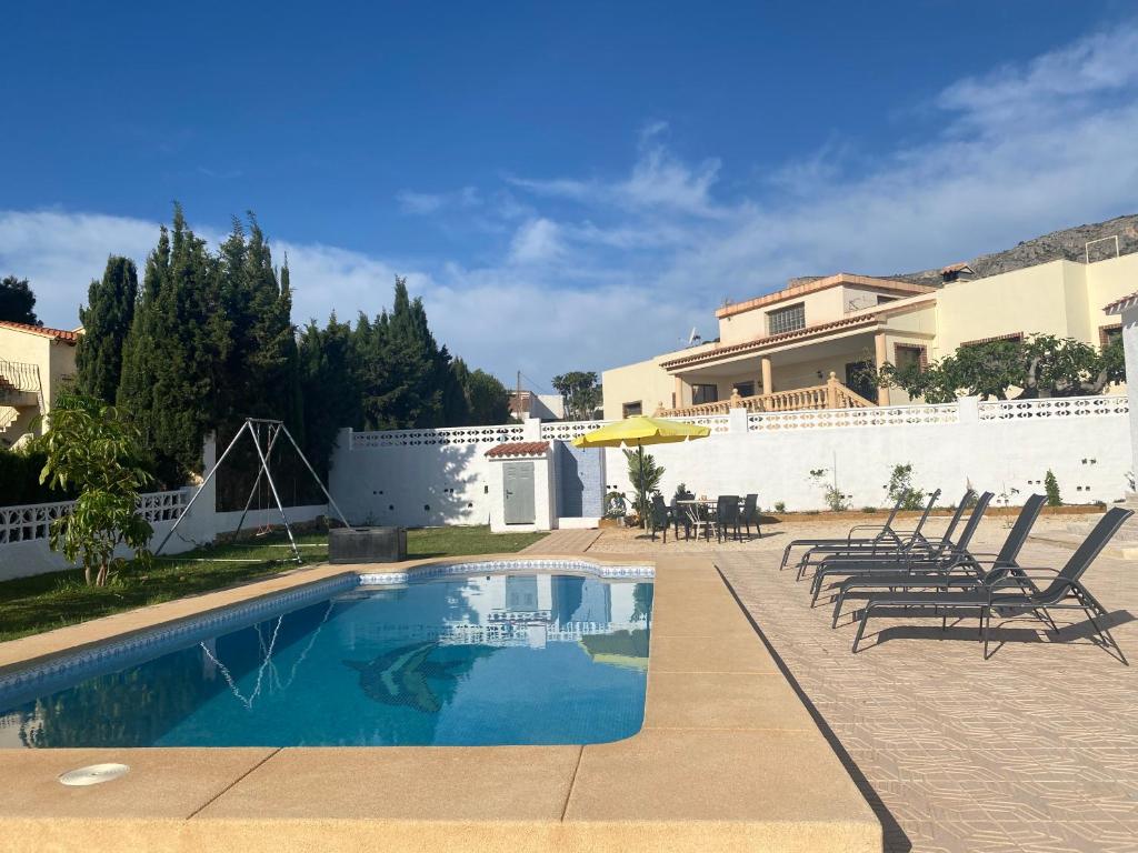 Fotografie z fotogalerie ubytování Villa con piscina, soleada, tranquila y céntrica v destinaci Calpe