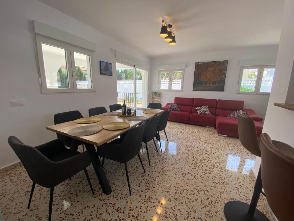 Fotografie z fotogalerie ubytování Villa con piscina, soleada, tranquila y céntrica v destinaci Calpe
