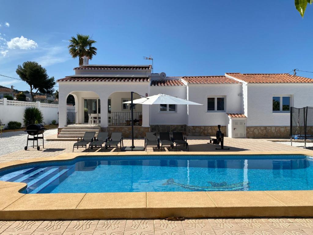 een villa met een zwembad voor een huis bij Villa con piscina, soleada, tranquila y céntrica in Calpe