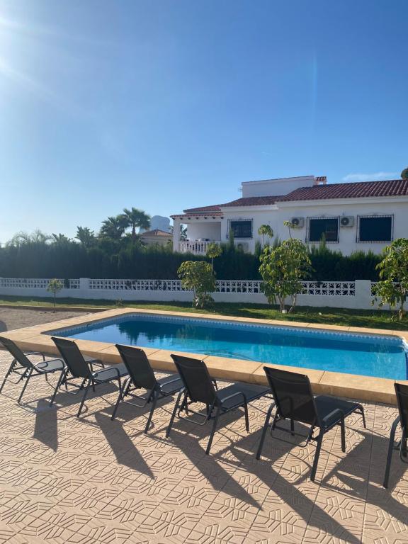 Fotografie z fotogalerie ubytování Villa con piscina, soleada, tranquila y céntrica v destinaci Calpe