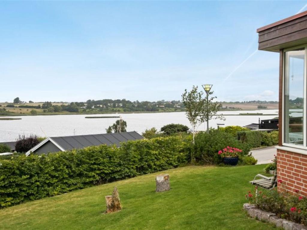 einen Hof mit Blick auf einen Wasserkörper in der Unterkunft Holiday Home Eleana - 300m to the inlet in Sealand by Interhome in Roskilde