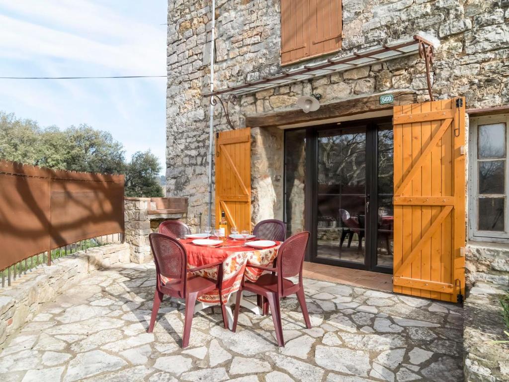- une table et des chaises sur une terrasse en pierre dans l'établissement Apartment La Bergerie de Sainte Croix by Interhome, au Thoronet