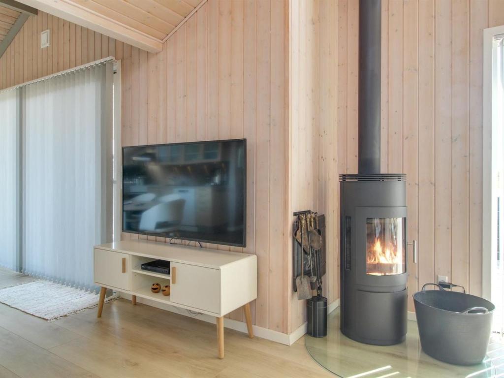 TV a/nebo společenská místnost v ubytování Holiday Home Aska - 400m from the sea by Interhome