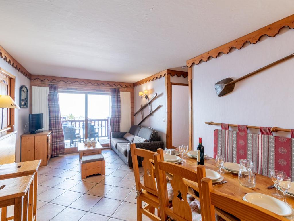 une salle à manger et un salon avec une table et des chaises dans l'établissement Apartment Ecrin des Neiges - Val Claret-4 by Interhome, à Tignes