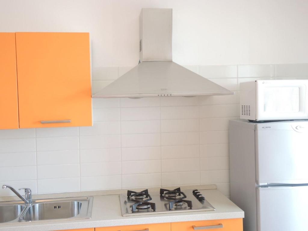 A kitchen or kitchenette at Colorful modern flat next to the beach - Beahost