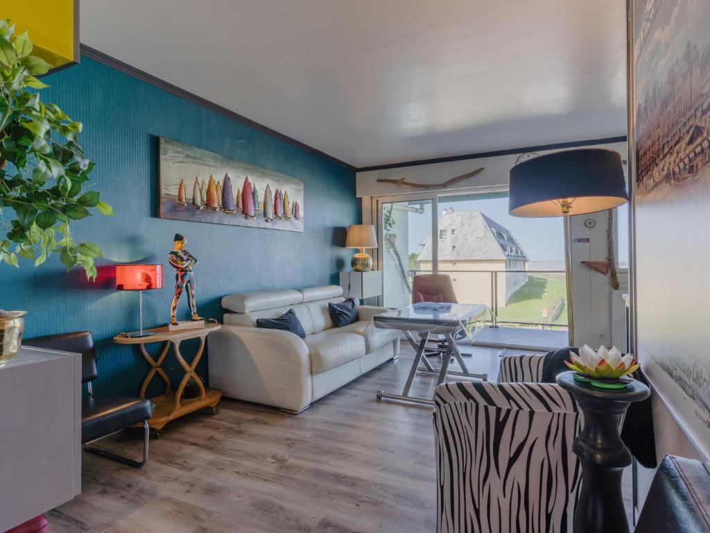uma sala de estar com um sofá e uma mesa em Apartment Résidence Des Dunes by Interhome em Varaville