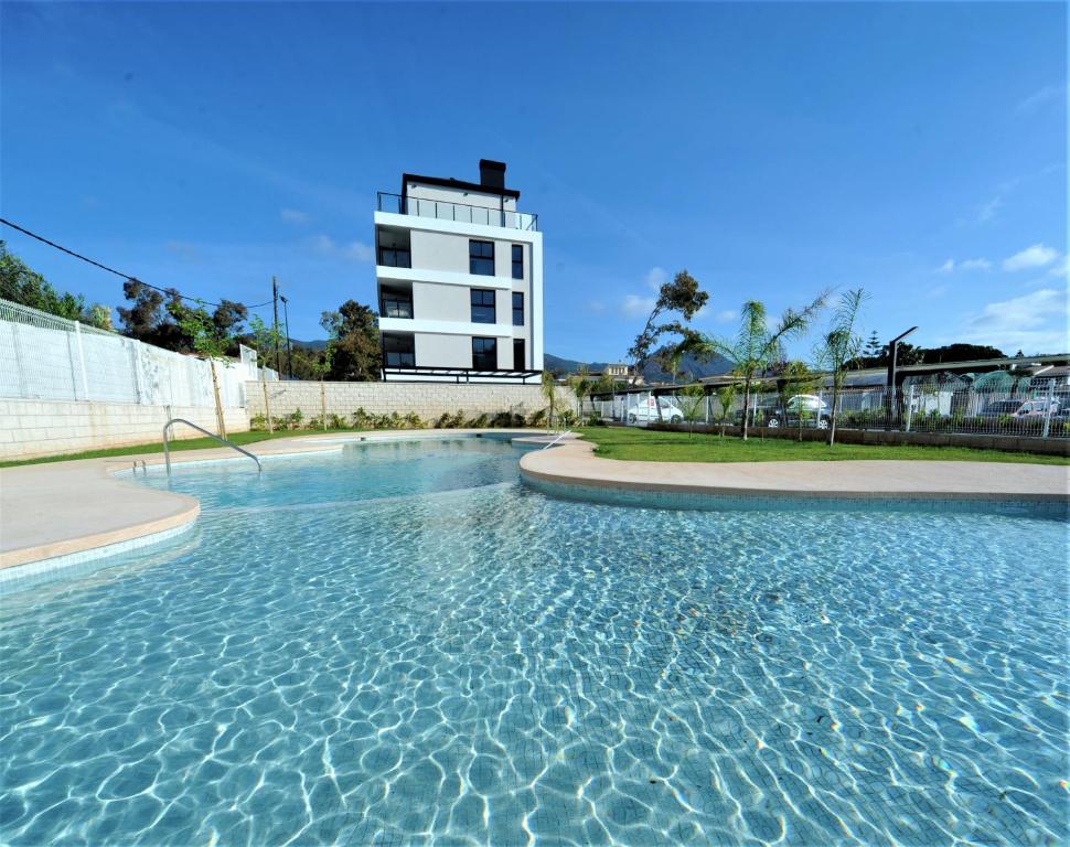 una piscina con un edificio de fondo en BOHIO Premium 3 dormitorios, en Benicàssim