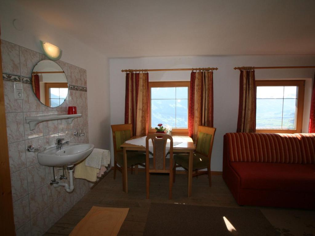 Posezení v ubytování Apartment Tom by Interhome