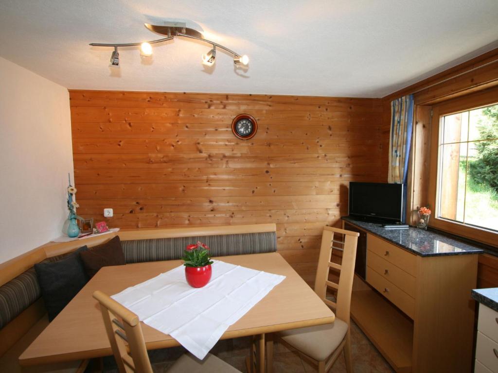 TV a/nebo společenská místnost v ubytování Apartment Tom by Interhome