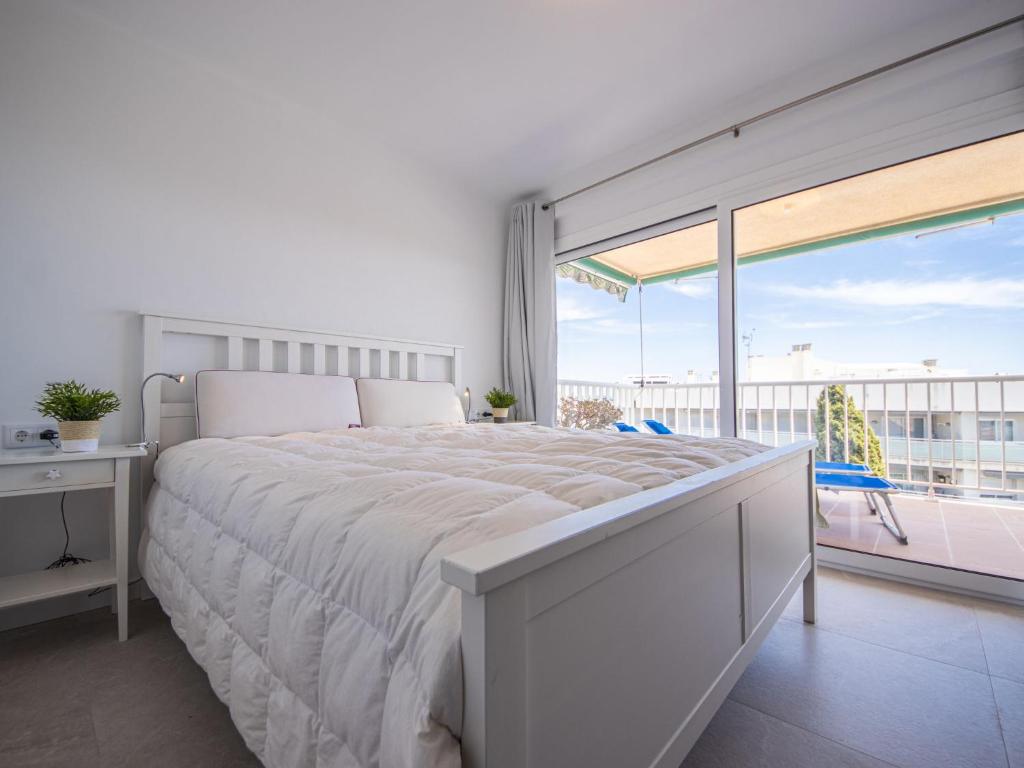 Posteľ alebo postele v izbe v ubytovaní Apartment Rapova by Interhome
