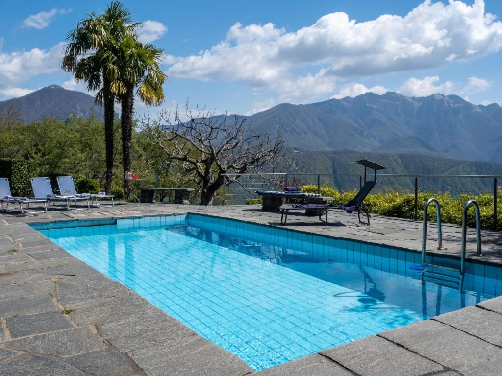 una piscina con vistas a las montañas en Holiday Home Casa Carina by Interhome, en Carona