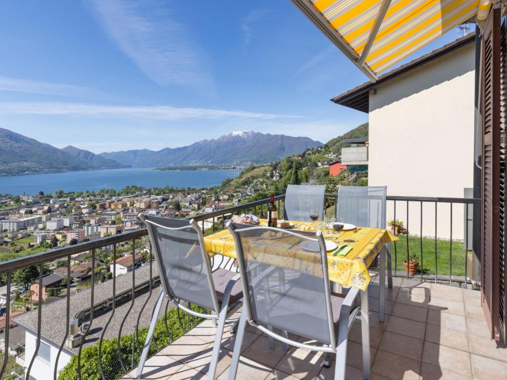 balcón con mesa, sillas y vistas al agua en Holiday Home Casa Fontanella by Interhome, en Gordola