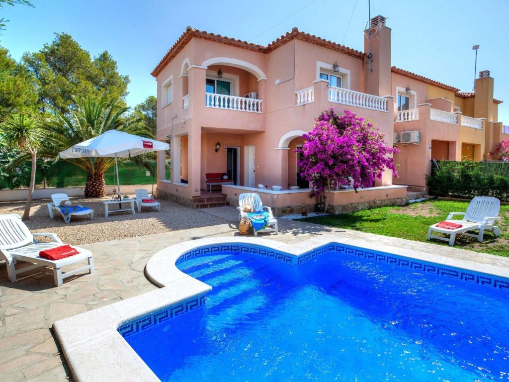 eine Villa mit einem Pool vor einem Haus in der Unterkunft Villa Paraiso by Interhome in L'Ametlla de Mar