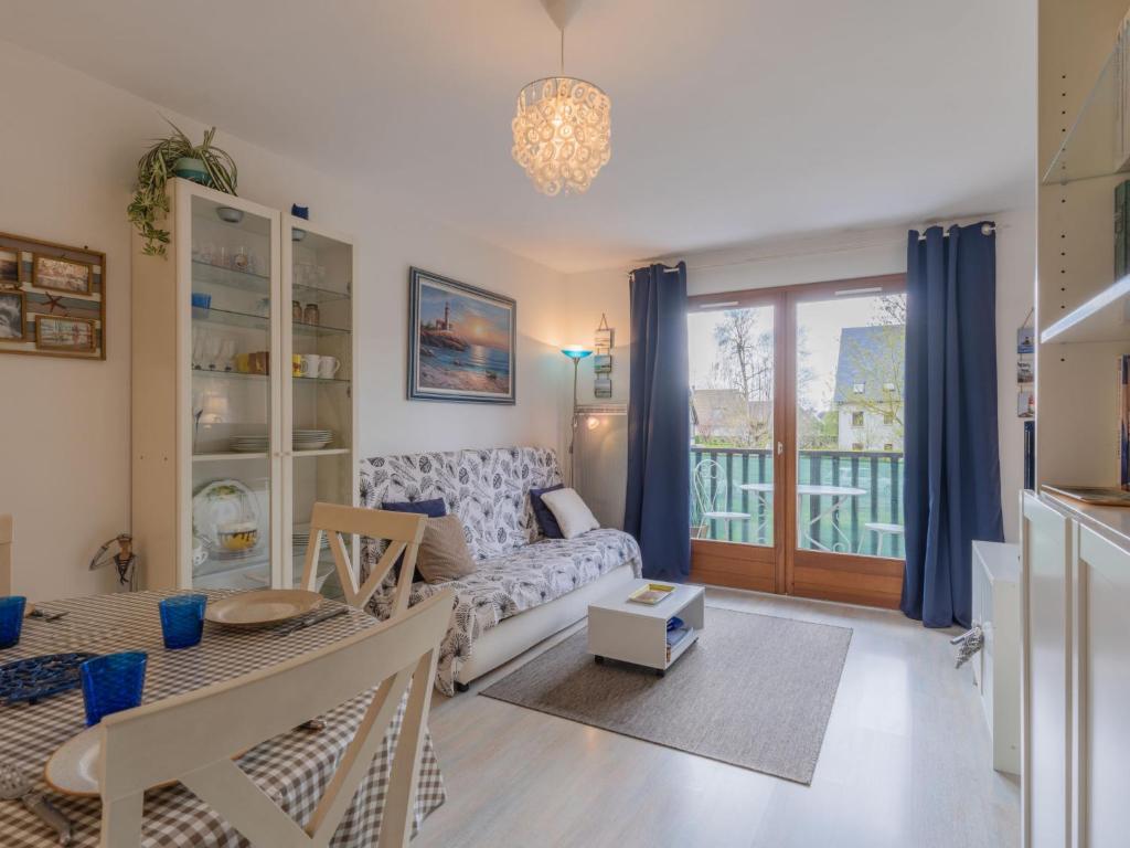 un salon avec un canapé et une table dans l'établissement Apartment Les Sylvestres-5 by Interhome, à Cabourg