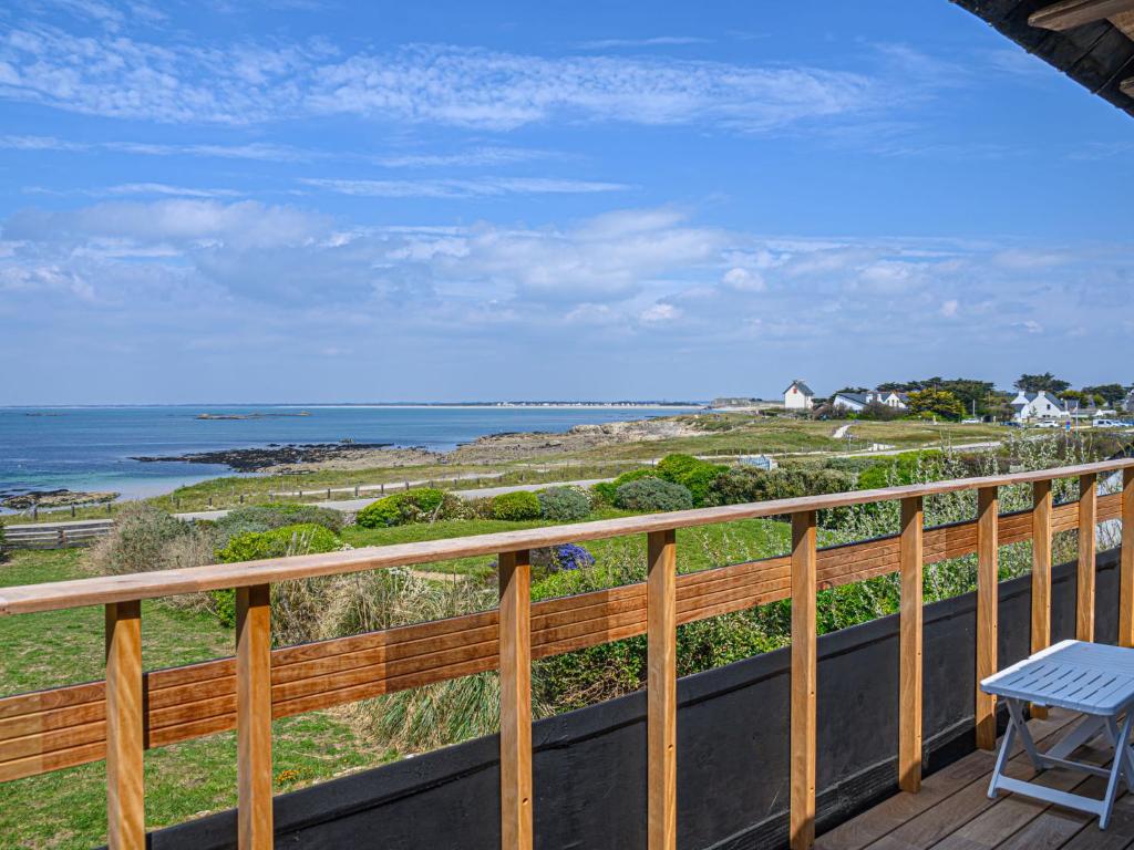 une vue sur l'océan depuis le balcon d'une maison dans l'établissement Holiday Home Maison du Fozo by Interhome, à Saint-Pierre-Quiberon
