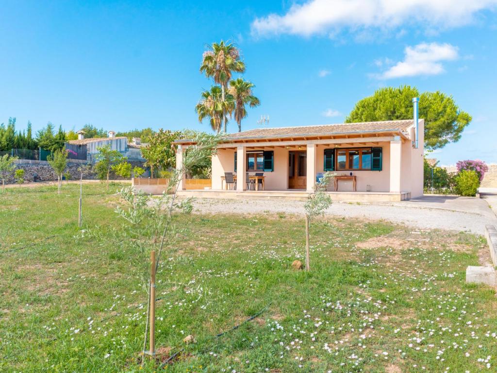 una casa con una palmera en un patio en Holiday Home Can Caragoli by Interhome, en Alcudia