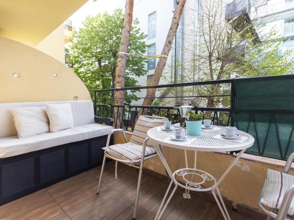 濱海托薩的住宿－Apartment Maiters by Interhome，阳台配有桌椅和沙发。