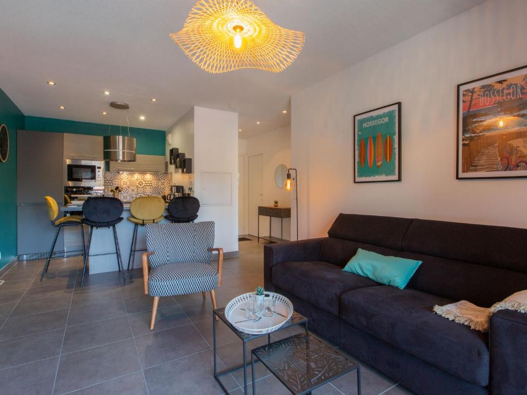 een woonkamer met een bank en een tafel bij Apartment Villa Marine by Interhome in Seignosse