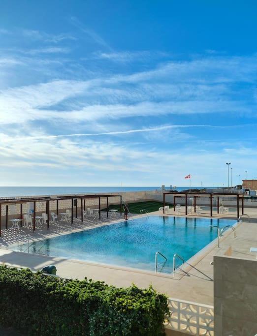 Bazén v ubytovaní Apartamento prémium con 5 Piscinas Barbacoa Tenis Frontenis alebo v jeho blízkosti