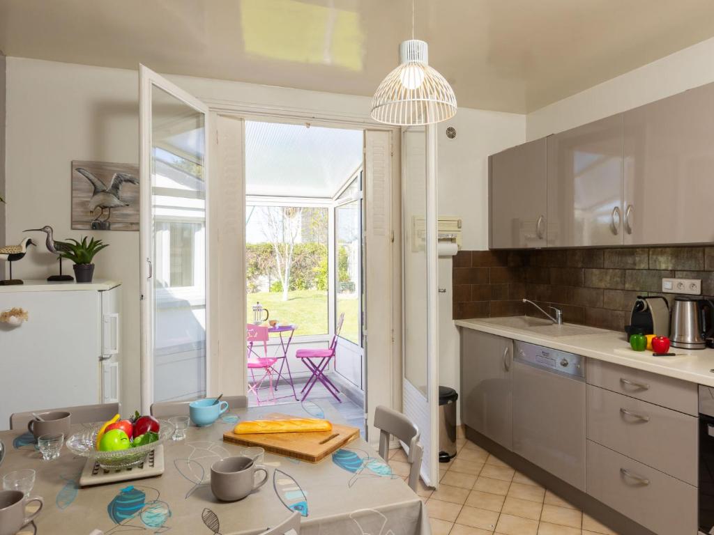une cuisine avec une table au milieu dans l'établissement Holiday Home Karome by Interhome, à Saint-Coulomb