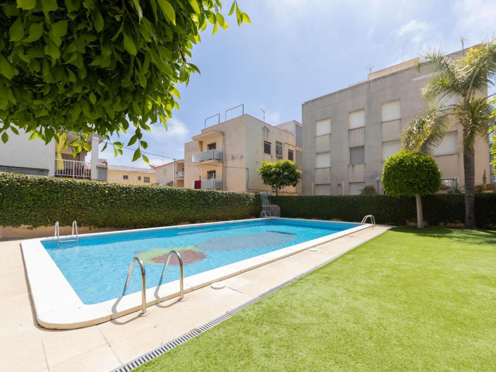 una piscina en un patio junto a un edificio en Apartment Girona by Interhome, en Cubelles