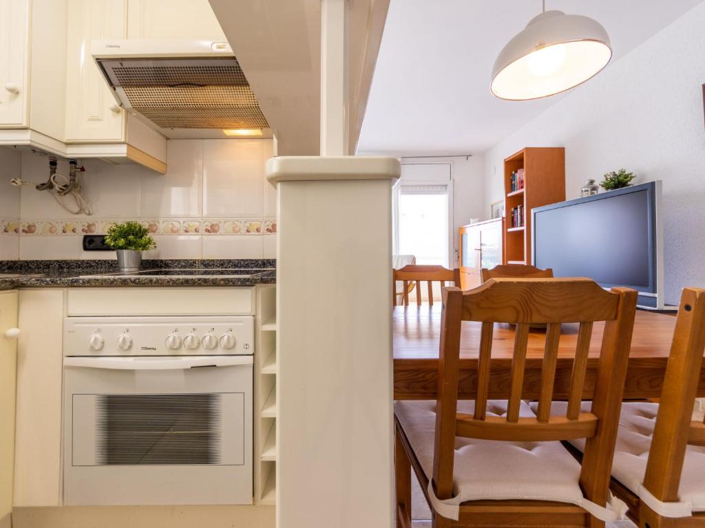 Kuchyňa alebo kuchynka v ubytovaní Apartment Girona by Interhome