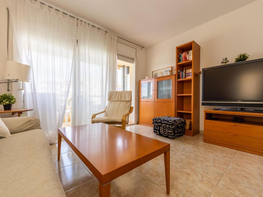 Televízia a/alebo spoločenská miestnosť v ubytovaní Apartment Girona by Interhome