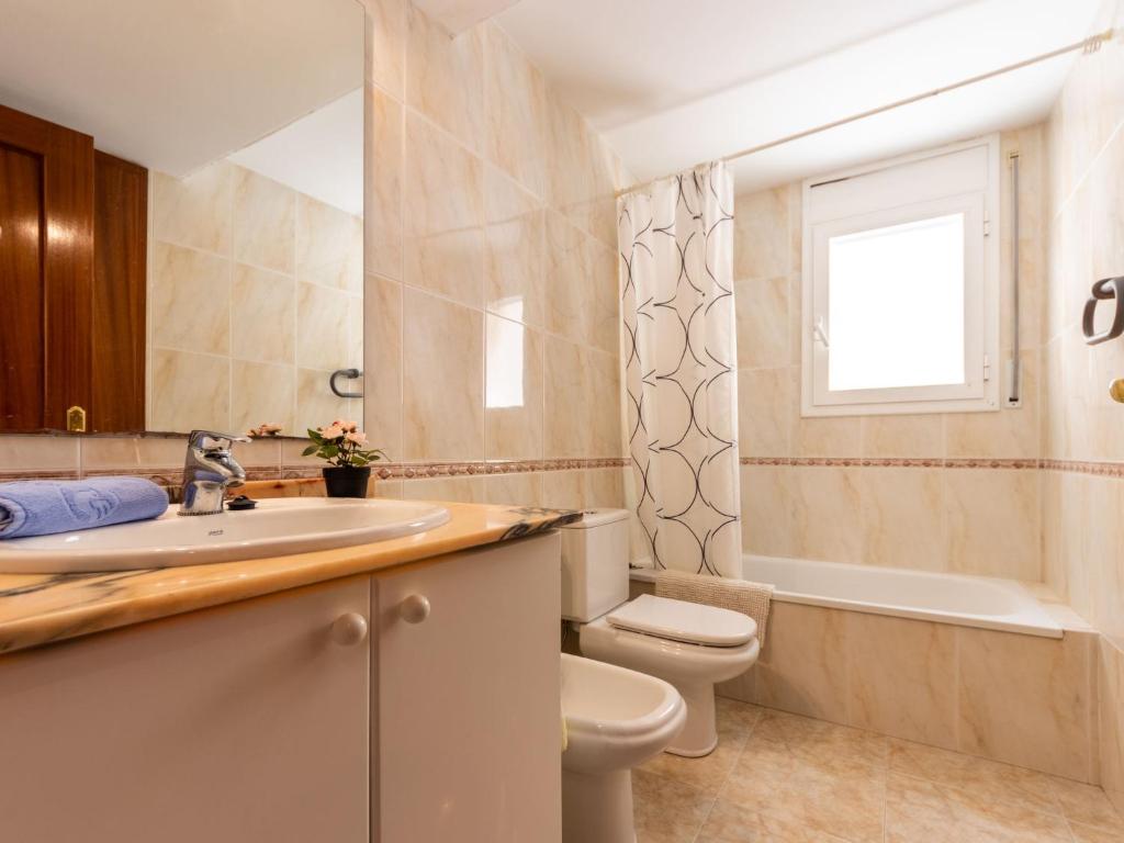Kúpeľňa v ubytovaní Apartment Girona by Interhome