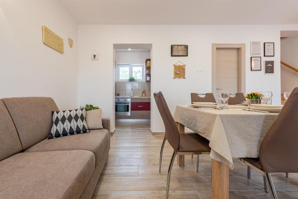 salon z kanapą i stołem w obiekcie R&B Family Apartments w mieście Sveti Filip i Jakov