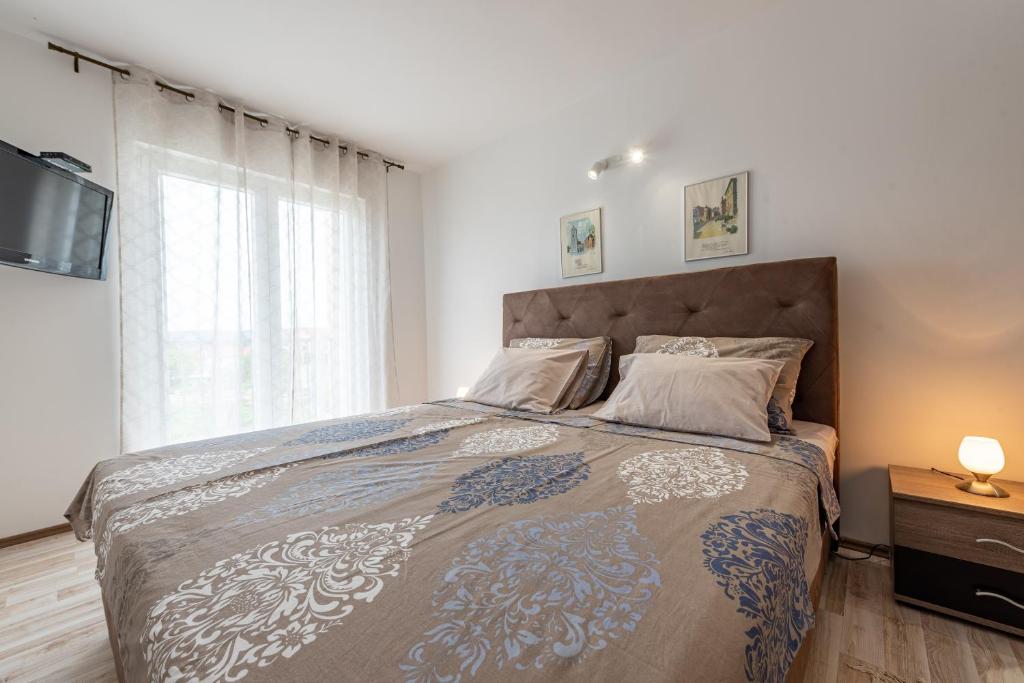 Łóżko lub łóżka w pokoju w obiekcie R&B Family Apartments