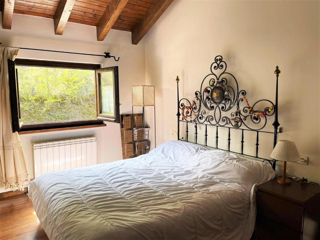 Postel nebo postele na pokoji v ubytování Encantadora Casa adosada en Alp