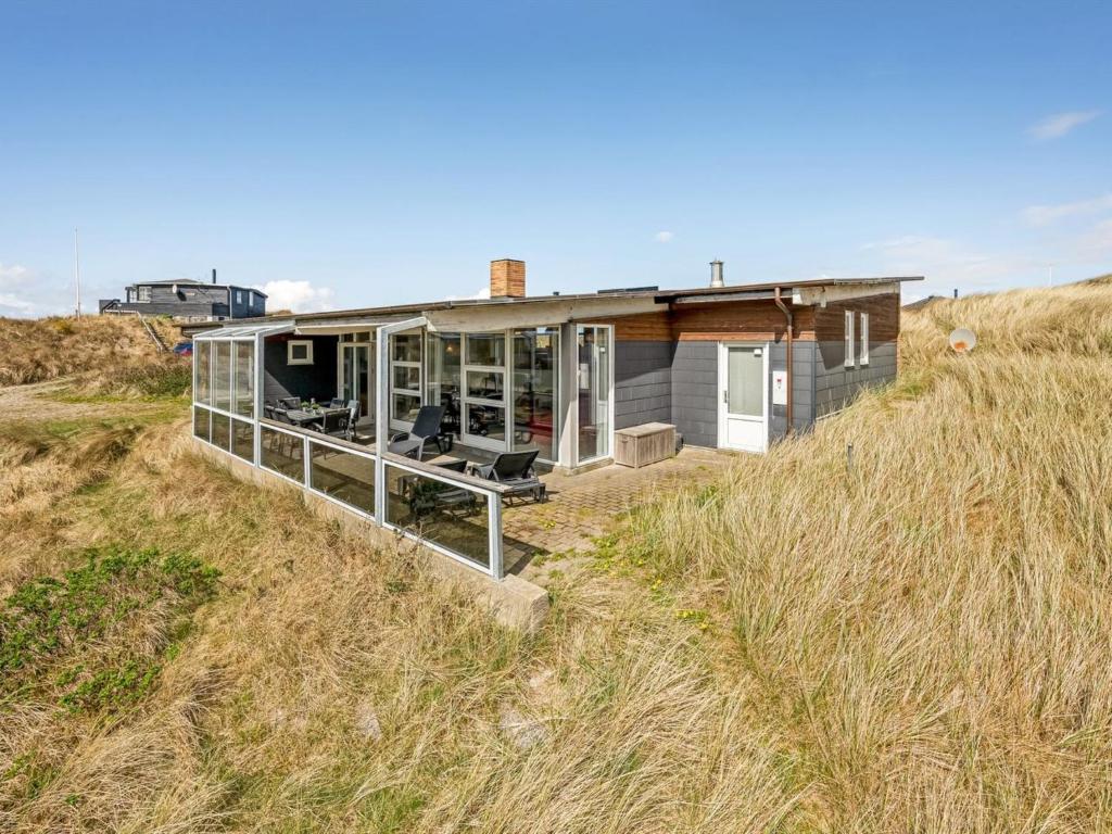una casa en medio de un campo en Holiday Home Emelin - 475m from the sea in Western Jutland by Interhome, en Ringkøbing