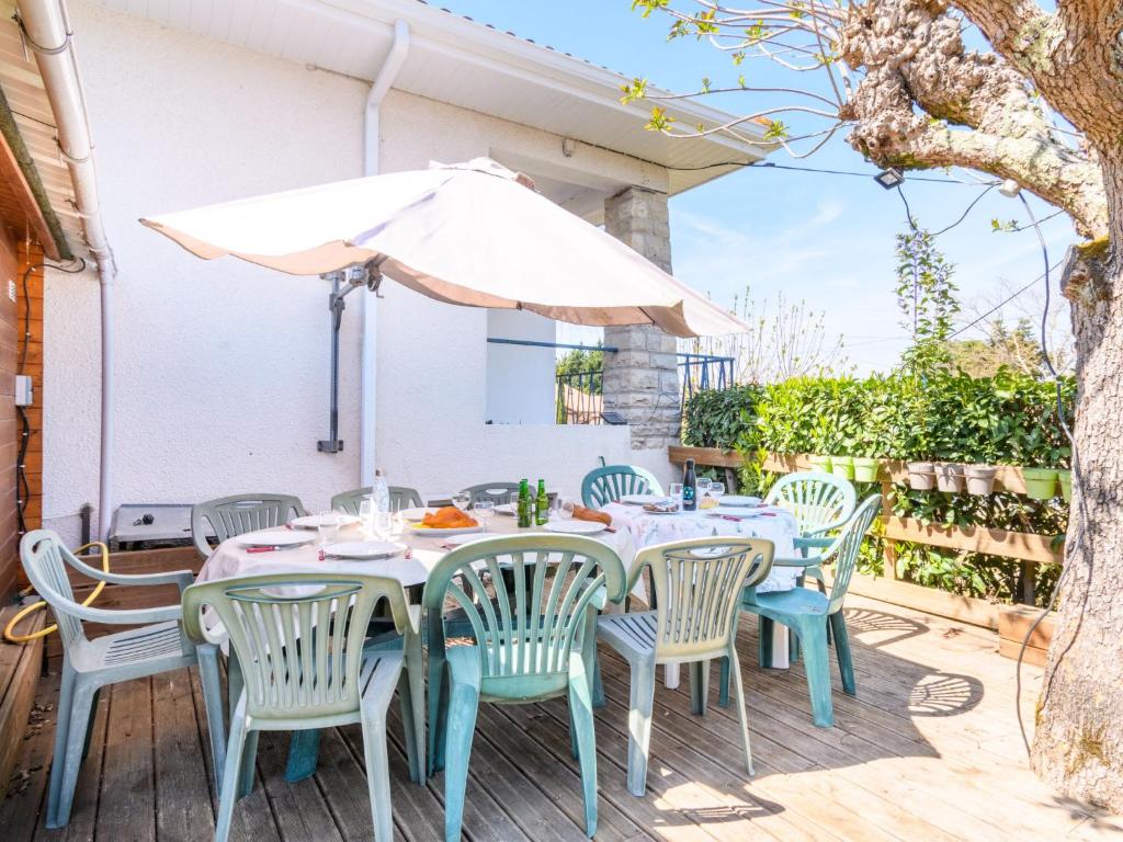 Un restaurante u otro lugar para comer en Holiday Home Vigon by Interhome