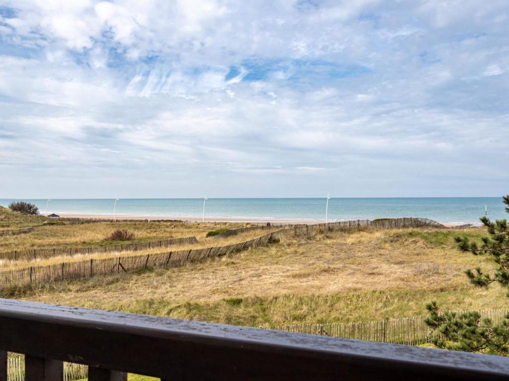 - une vue sur la plage depuis le balcon d'une maison dans l'établissement Apartment Cabourg Plage-19 by Interhome, à Cabourg