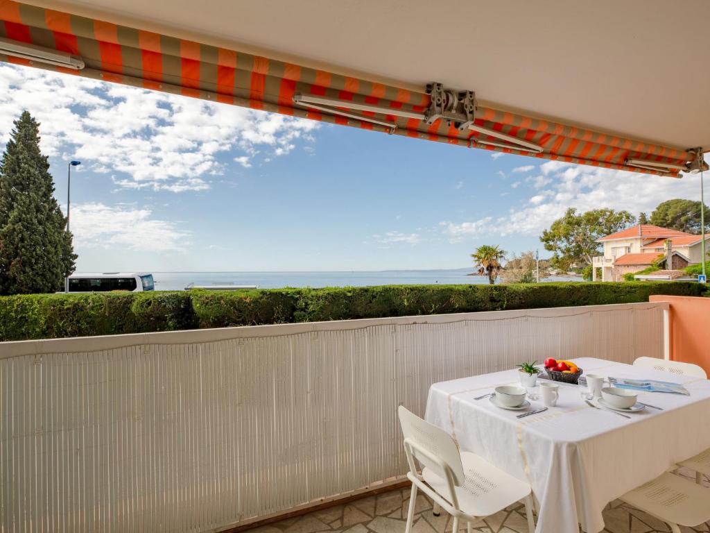 une table et des chaises avec vue sur l'océan dans l'établissement Studio Résidence Les Gemeaux by Interhome, à Saint-Raphaël