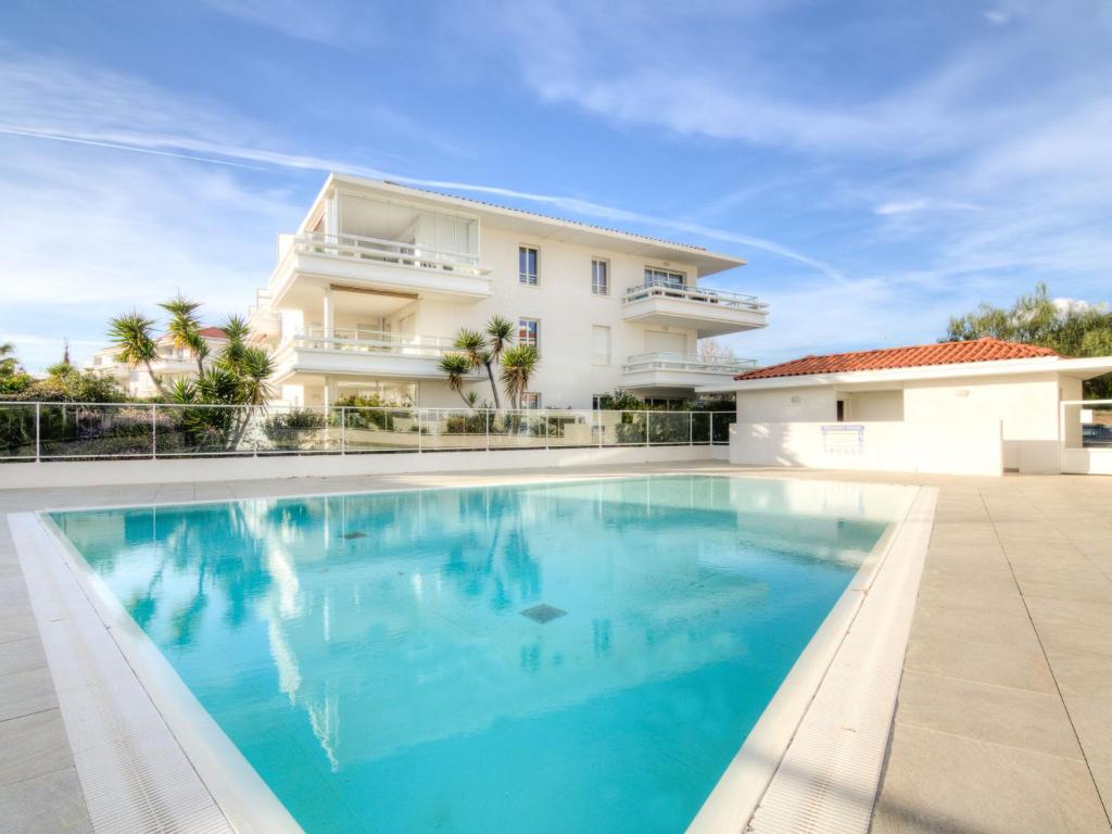 een zwembad voor een villa bij Apartment Royal Rivage-3 by Interhome in Carqueiranne