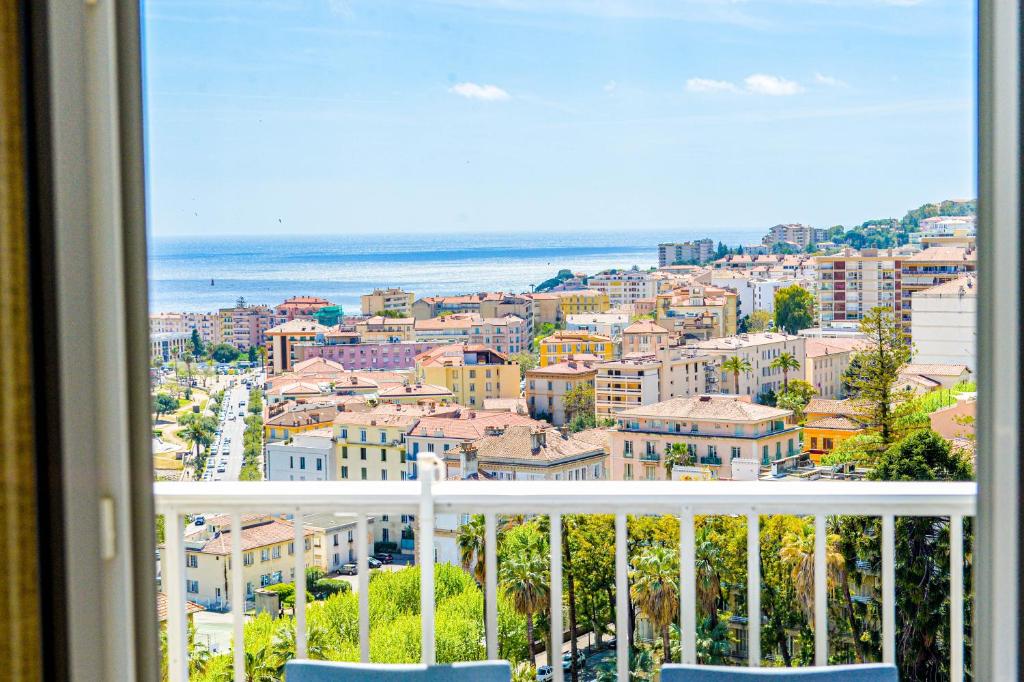 een raam met uitzicht op de stad bij Eugenie - vue panoramique, clim, wifi - Ajaccio in Ajaccio