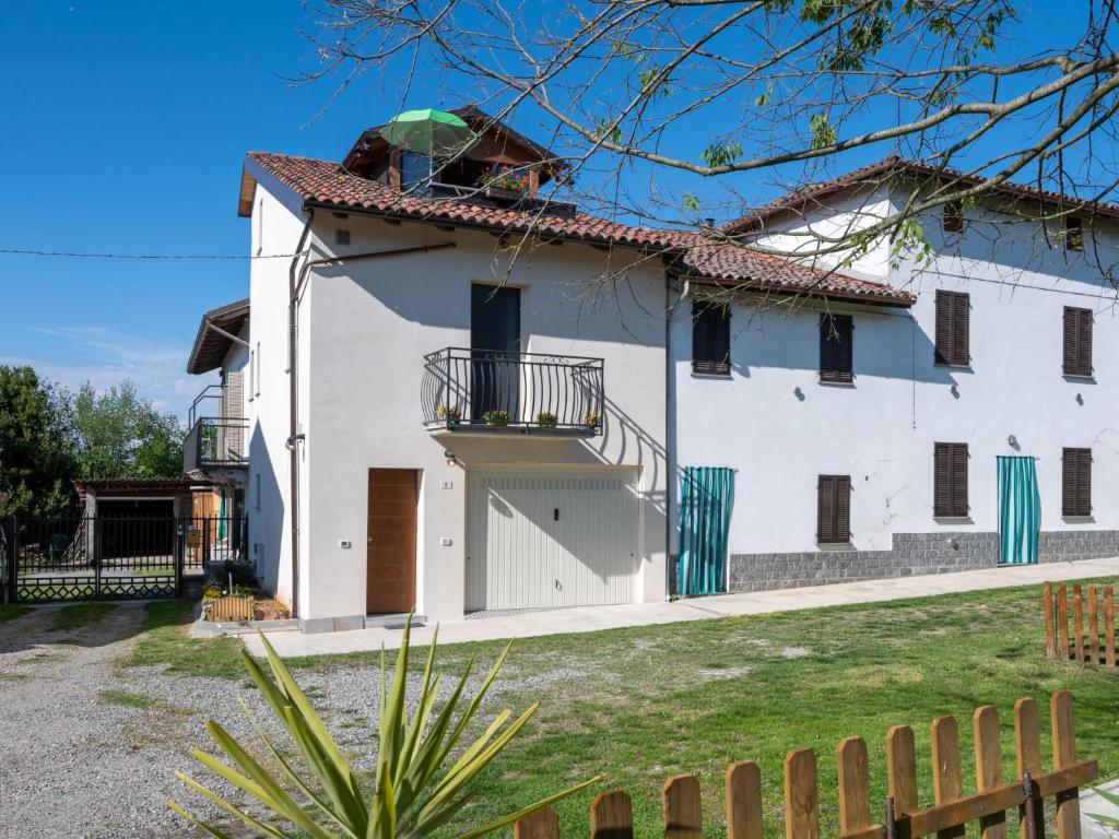 Cette maison blanche dispose d'un balcon et d'une clôture. dans l'établissement Holiday Home Raggio di Sole by Interhome, à Pontestura