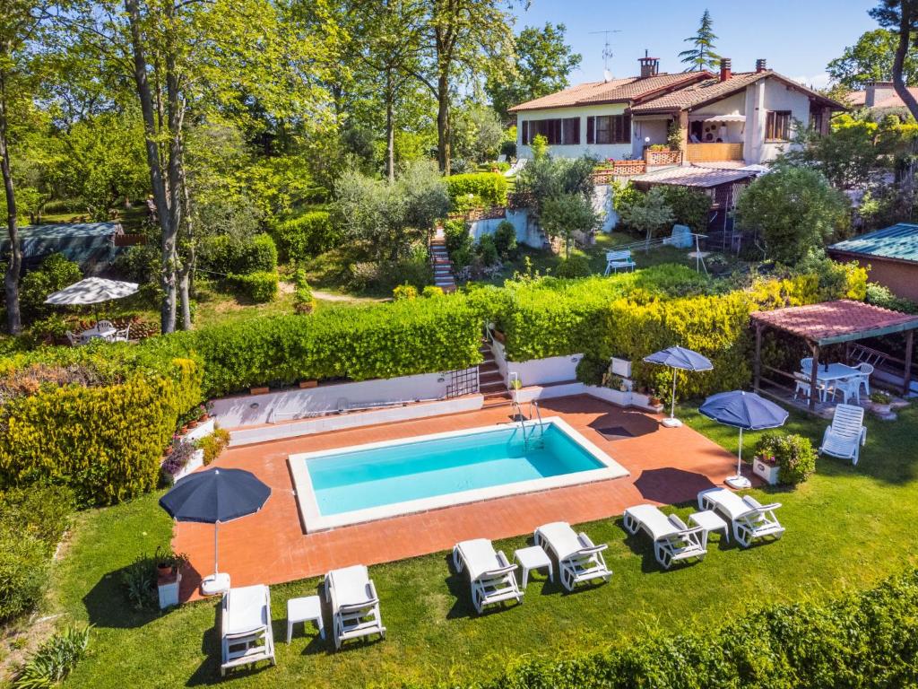 uma vista aérea do quintal de uma casa com piscina em Holiday Home Villa Francesca by Interhome em Montegabbro