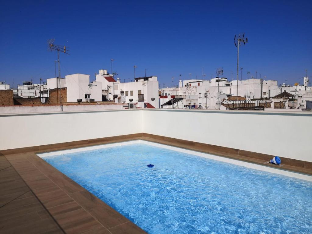 uma piscina no telhado de um edifício em Luxury apartment in sevilla center em Sevilha