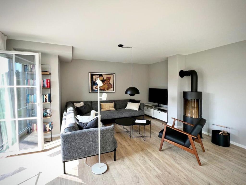 ein Wohnzimmer mit einem Sofa und einem Tisch in der Unterkunft "Sonnenliebe" Ferienhaus in Groß Schwansee